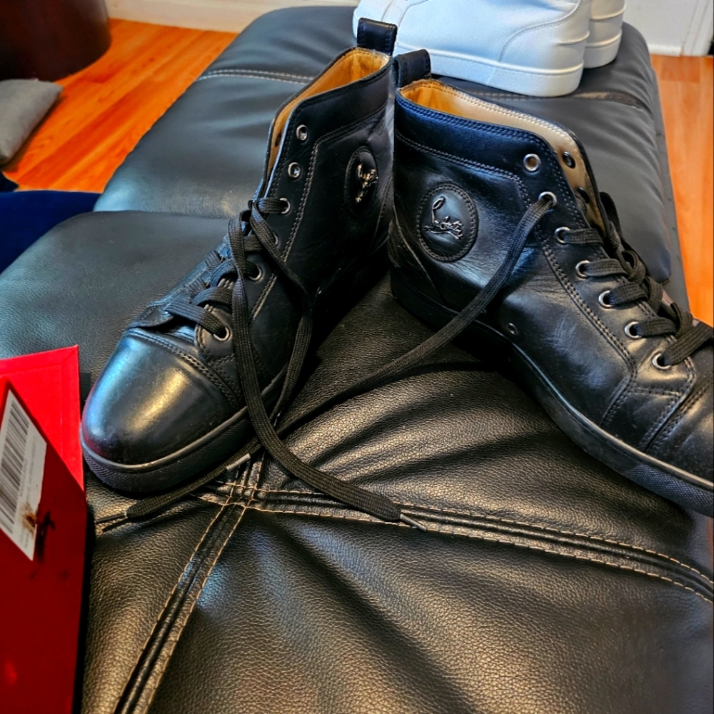 Preworn Christian Louboutin Men shoes. Size Eu: 43.  US: 9, 5. Good condition